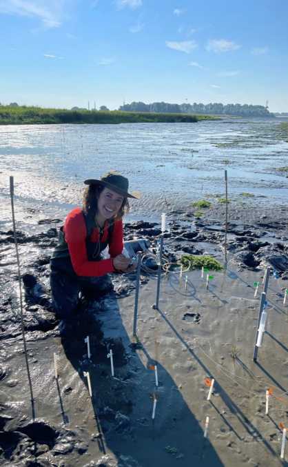 Enlarged view: Luiza installing samples