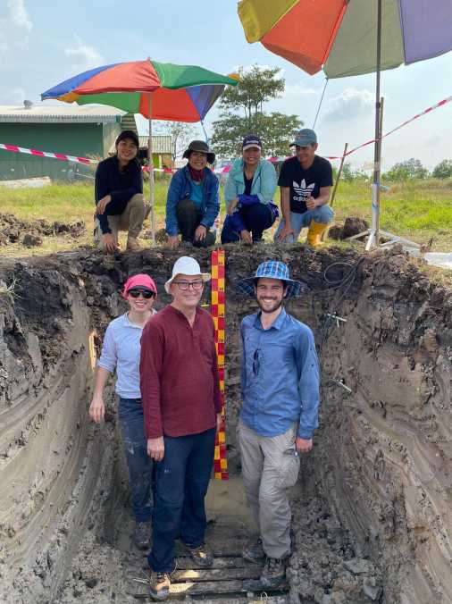 Enlarged view: Working on a soil profile in Chacheongsao